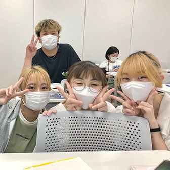 集合写真を撮る学生たち