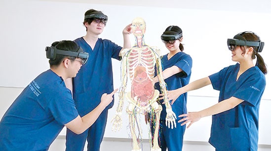 VRを用いて実習を行う学生たち
