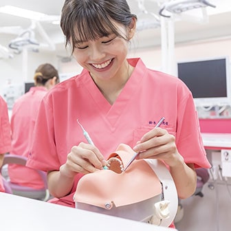 歯科検診の実習を行う学生