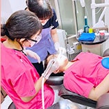 歯科検診の実習を行う学生