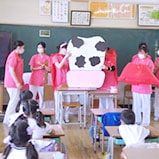 小学校で歯の授業を行う学生たち