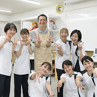 集合写真を撮る学生たち