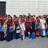 卒業証書を手に集合写真を撮る学生たち