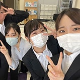 集合写真を撮る学生たち