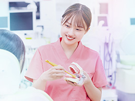 歯科検診実習を行う学生